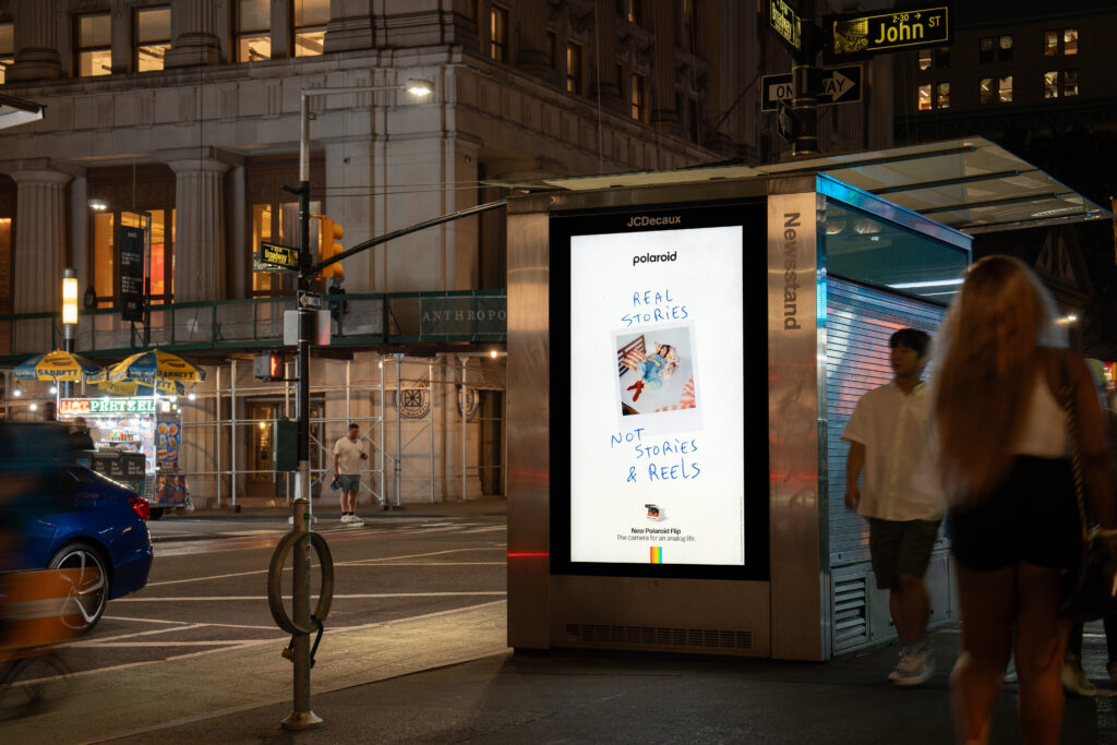 Polaroid lança campanha pedindo para você largar o celular e viver a vida real 2
